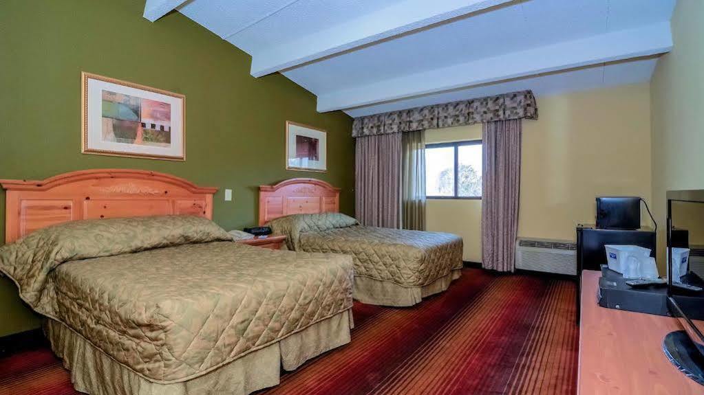 Rodeway Inn Huntington Station - Melville Exterior foto